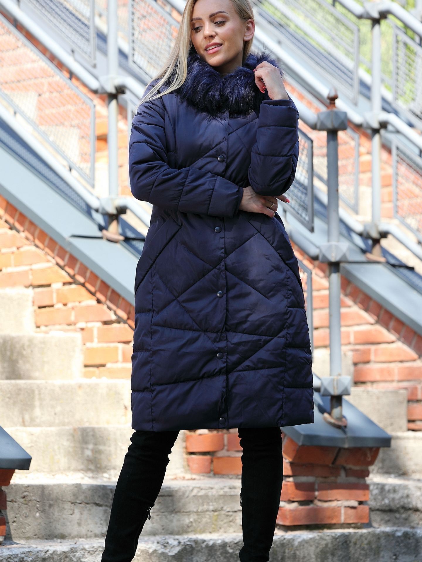 Zimowy długi płaszcz damski z niecodziennym pikowaniem