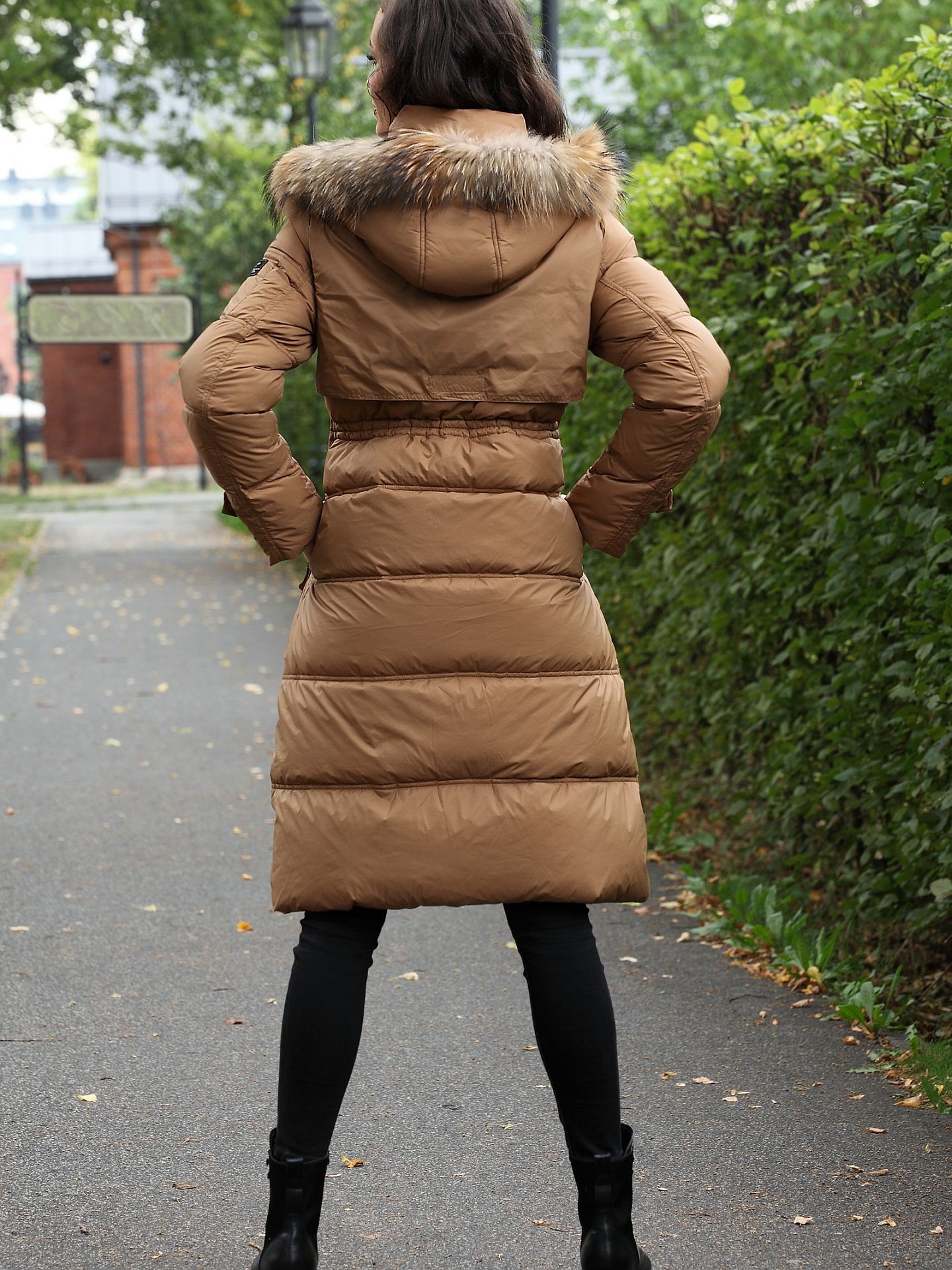 Puchowy zimowy płaszcz damski z kapturem obszytym futrem