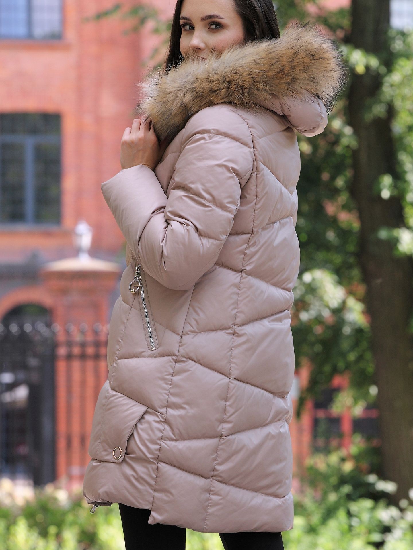Lekko taliowana elegancka zimowa kurtka damska