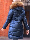 Lekko taliowana zimowa kurtka damska z futrm jenota