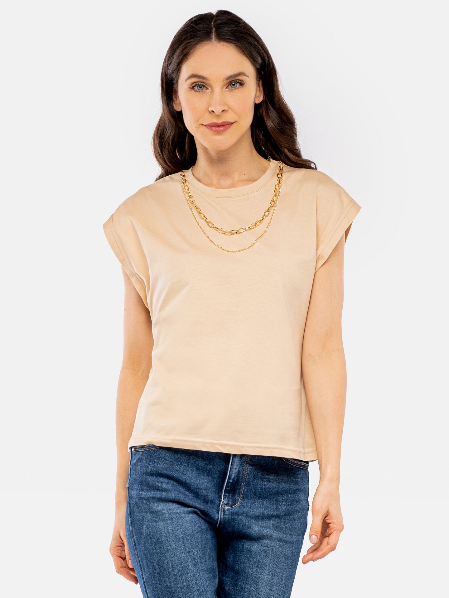 T-shirt damski klasyczny z ozdobnym naszyjnikiem