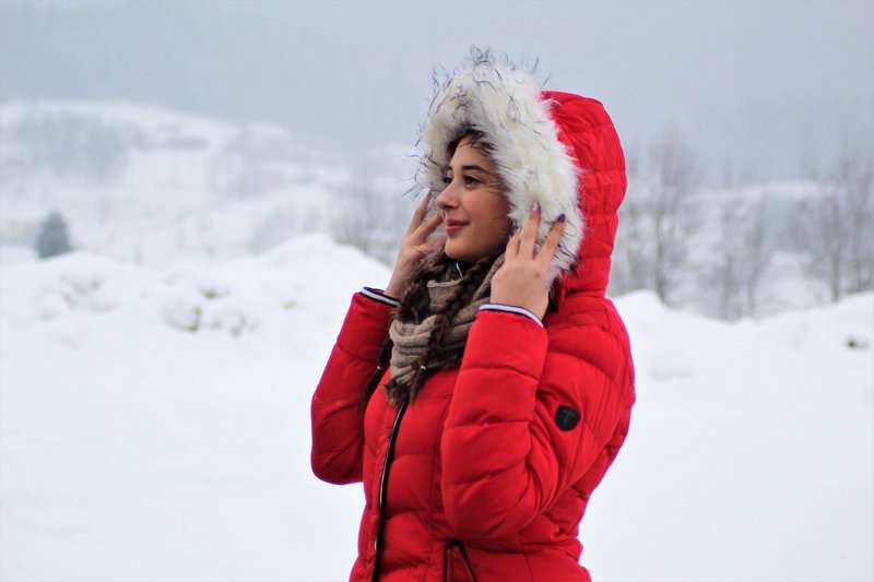 Kobieta w kurtce zimowej z futerkiem